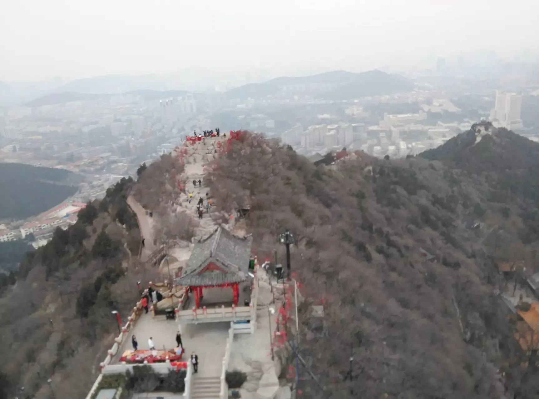 俯视山顶