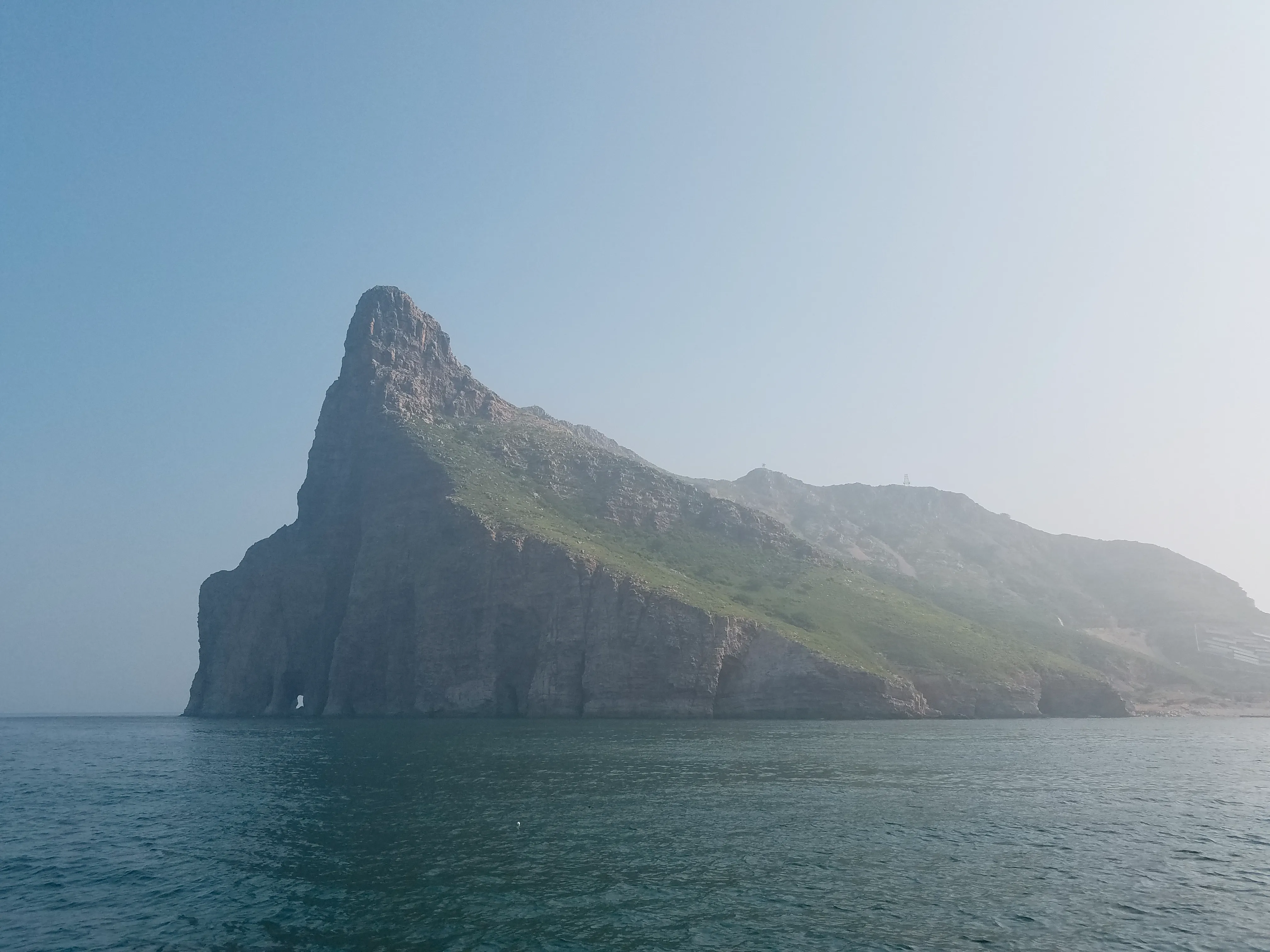 万鸟岛本身（海鸥都去跟着船了）