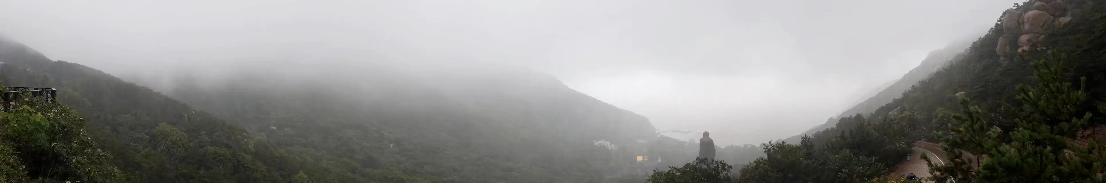 充满仙气的山与远方的海