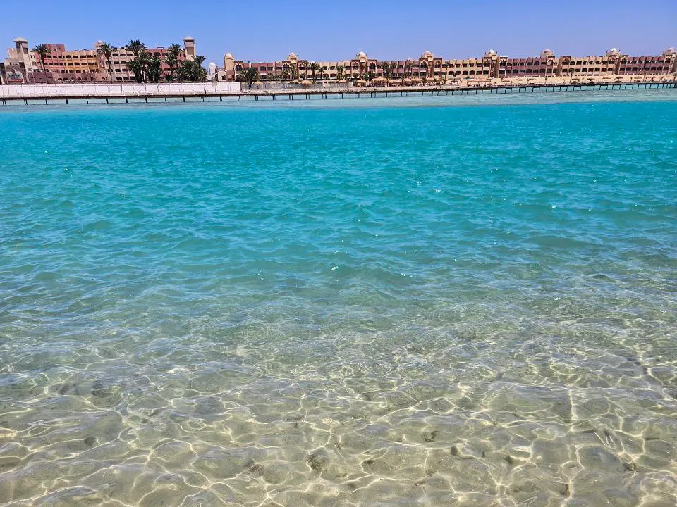 红海与围墙般的度假村